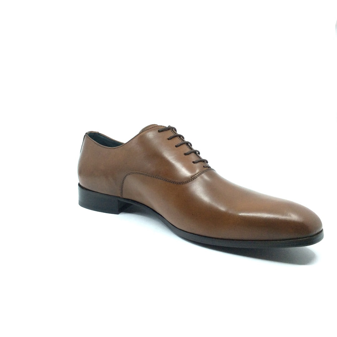 This classic high-quality oxford is the perfect compliment to your business or special occasion wardrobe. Enjoy the impeccably handcrafted, closed lacing Amadeo by Angeleone, a timeless and sophisticated shoe for the discerning man.